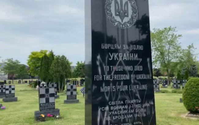 The defacement of this statue, which should not exist (Welcome to Hell World)